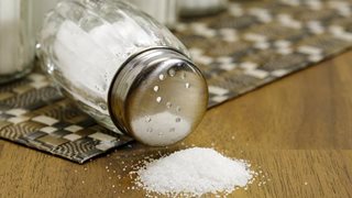 5 признака, че прекаляваме със солта