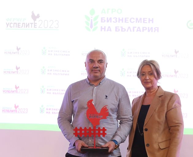 Биопроизводител за 2023 г. е Стоян Симеонов за неговата разнообразна биоферма „Софина", отличието му връчи Венелина Гочева, издател на в. "24 часа" и "Български фермер"