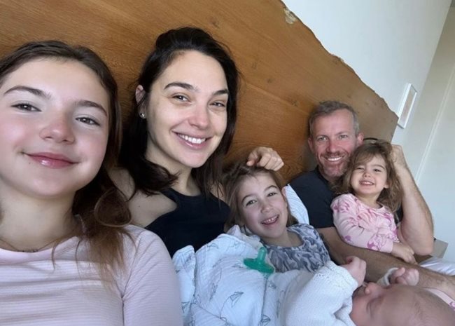 Гал Гадот със съпруга си и четирите им дъщери СНИМКА: Инстаграм/gal_gadot