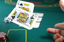 Как се играе покер на живо онлайн?