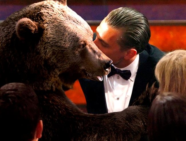 Леонардо Ди Каприо целува мечка преди да вземе първия си Оскар
