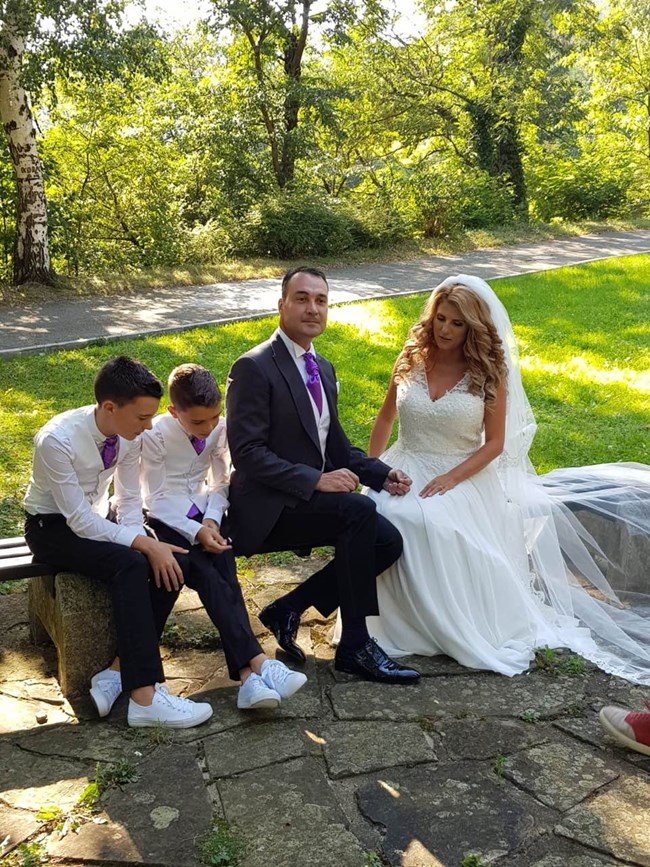 Депутатът Борис Кърчев с жена си и децата на сватбена снимка