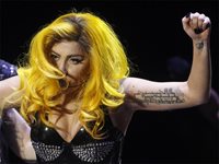 Lady GaGa продава списания като топъл хляб