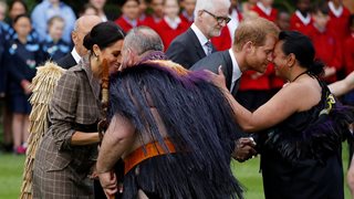 Посрещнаха принц Хари и Меган в Нова Зеландия с маорски ритуал (Снимки)