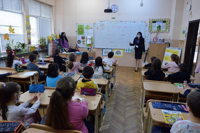 Не е нужно човек да има роднинска връзка с детето, на чието име е открит детски влог - всеки може да го направи и да внася в такъв депозит пари. Но тегленето на средства става доста по-сложно.

СНИМКА: “24 ЧАСА