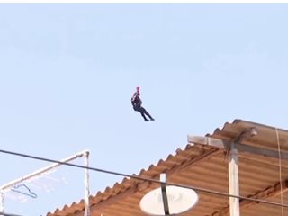 Жена се спусна над горяща сграда и спаси мъж (Видео)