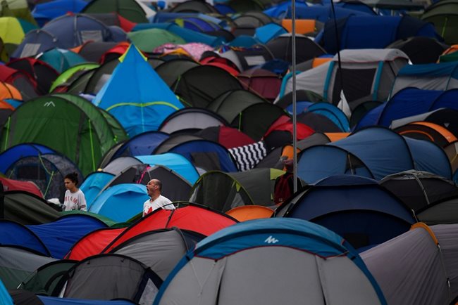 Присъствалите на фестивала спаха в палатки. Снимка: РОЙТЕРС