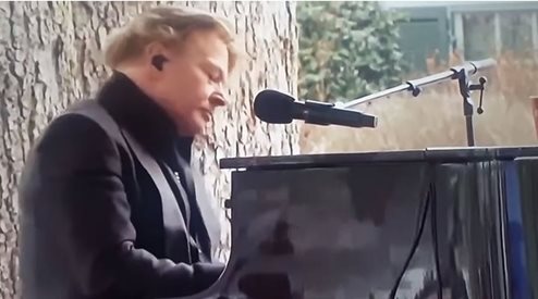 (Видео) Подиграват Аксел Роуз за пеенето му на погребението на Лиса Мари Пресли
