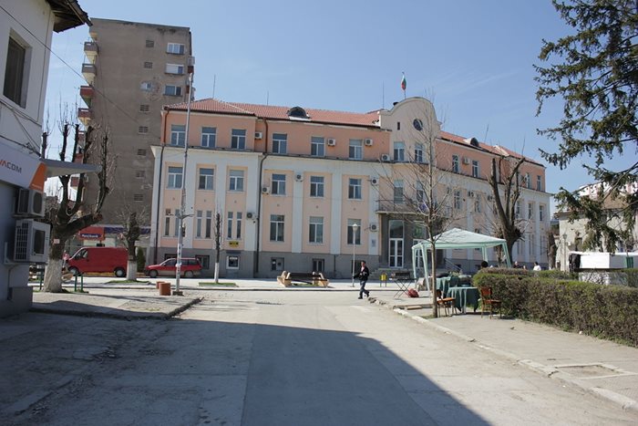 Сградата на община Кнежа
кадър: Уикипедия
