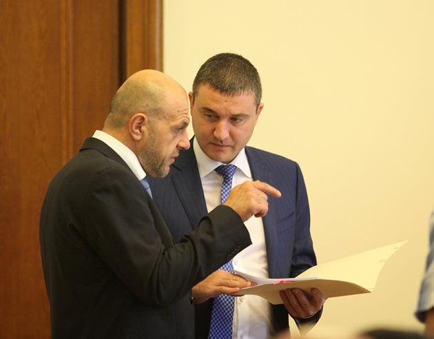 Вицепремиерът Томислав Дончев и финансовият министър Владислав Горанов обсъждат новия режим за обществените поръчки.