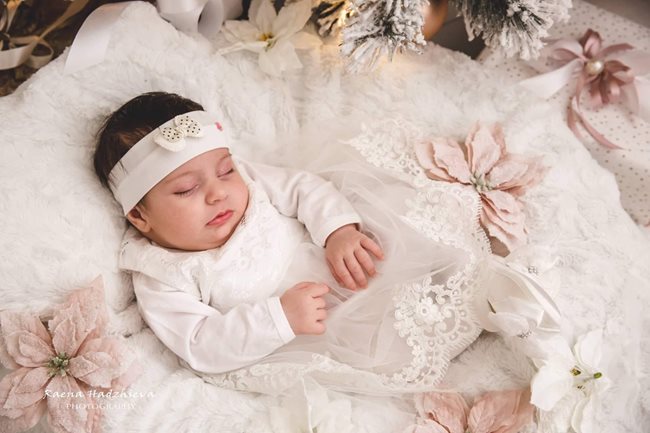Мирела Димитрова - досущ като ангелче в белите си празнични одежди, е едва на 2 месеца и 13 дни. Родена е на 10.10.2019 г. и е от Варна. Снимката  ни бе изпратена от майка  Силвия Димитрова.