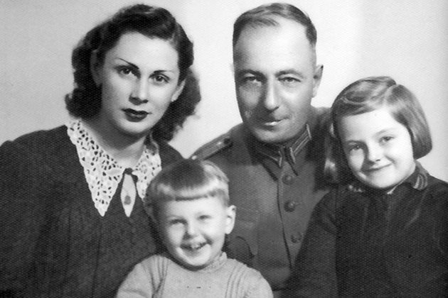 Невена с брат си Димитър и родителите Елеонора и Богдан