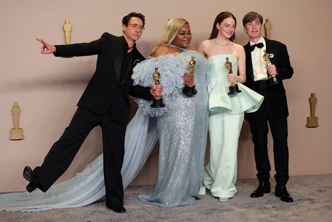 Носителите на “Оскар” Робърт Дауни-Джуниър, Дивайн Джой Рандолф, Ема Стоун и Килиън Мърфи (от ляво на дясно)