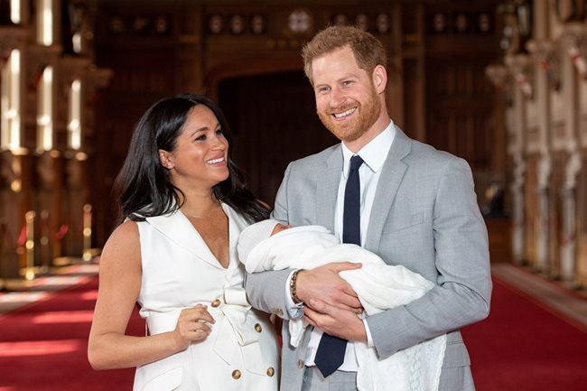 Меган Маркъл и принц Хари с новородения си син Арчи СНИМКА: Ройтерс