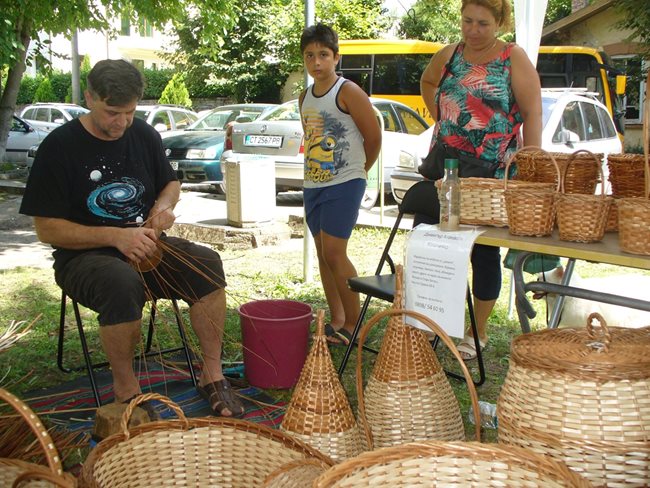 Своето майсторство на събора показа и единственият майстор-кошничар в Стара Загора Димитър Атанасов.
Снимка: Ваньо Стоилов