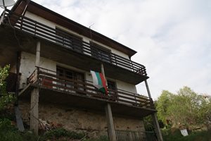 Единственият постоянен жител на Отсрещната махала в село Славейно е развял националния флаг от терасата си.