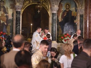Отслужиха тържествена литургия за Цветница в "Св. Александър Невски" (Снимки)