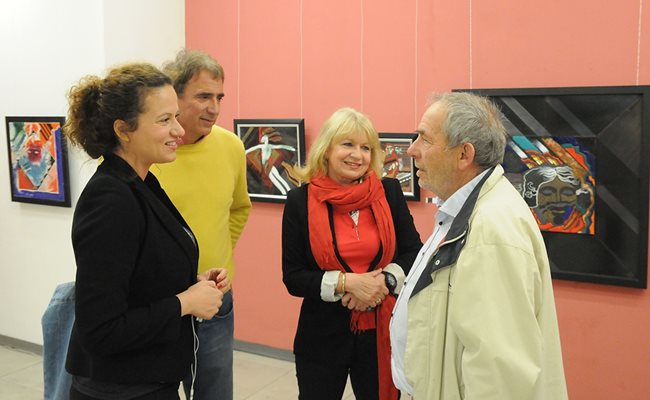 Анета Сотирова с дъщеря си Белослава и съпруга си Борислав Стоянов на откриването изложба на професор Божидар Йонов (вляво).