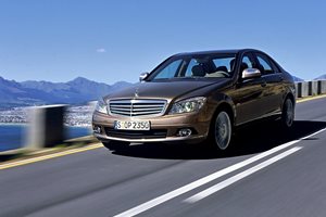Mercedes-Benz C-Class на 15 години е новият любимец на българина.