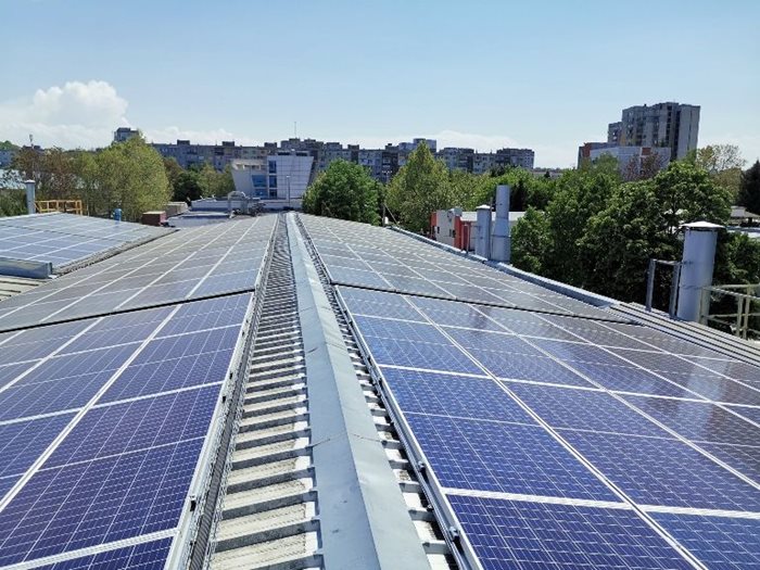 Фотоволтаичната централа на "Мегахим" в Русе е на покрива на една от производствените сгради.