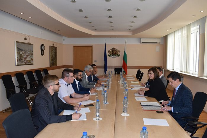 Корнелия Нинова проведе среща с неправителствени организации, на която присъстваха и заместникът й Димитър Маргаритов и председателят на КЗП Иван Френкев.