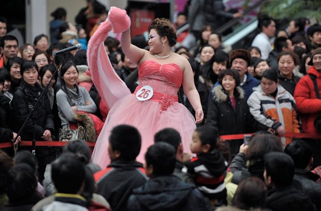 Китайка участва в конкурс по танци за хора с наднормено тегло.