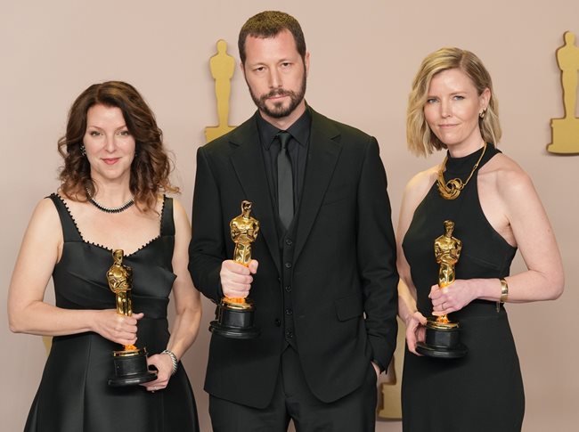 Рейни Аронсън-Рат, Мстислав Чернов и Мишел Мизнър (от ляво на дясно) взеха “Оскар” за най-добър документален филм за “20 дни в Мариупол”.