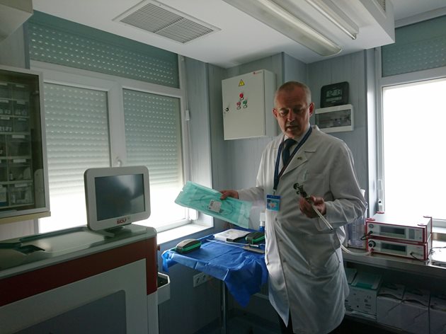 Проф. Красимир Нейков, шеф на Клиниката по урология в УСБАЛО, обясни как работи новият лазер.