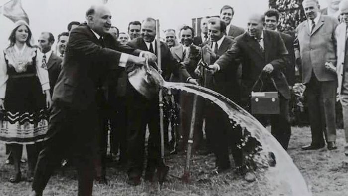 На 4 октомври 1974 година Тодор Живков прави първата копка на магистрала "Хемус", която и до днес все още не е довършена.