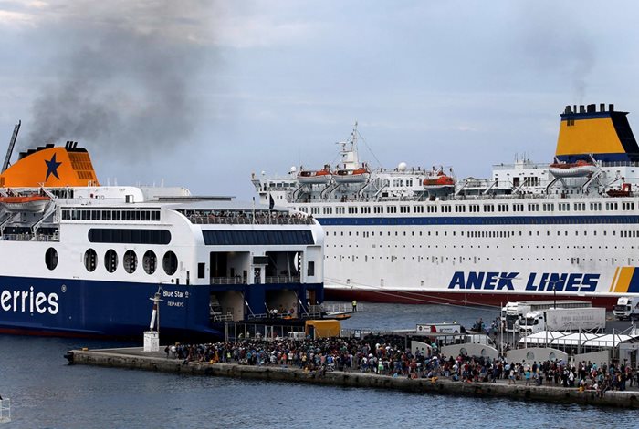 Гръцките фериботи са претъпкани.  СНИМКА: РОЙТЕРС