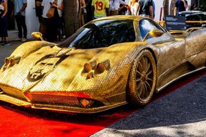 Макет на Pagani Zonda, изработен от 100 000 монети, с лика на Меси на капака