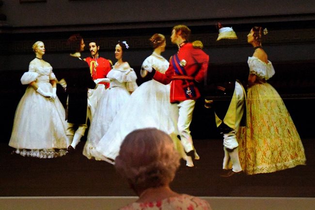 Британската кралица Елизабет II гледа на изложбата валс, танцуван на Кримския бал от 1856 г. Снимки: Ройтерс