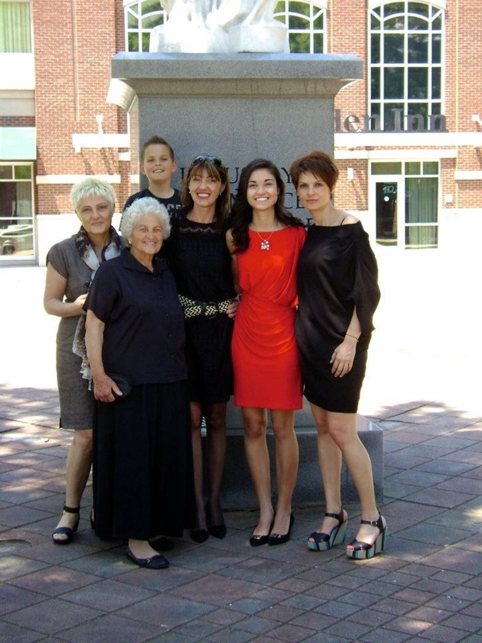Маринова с роднините си, които живеят в България

