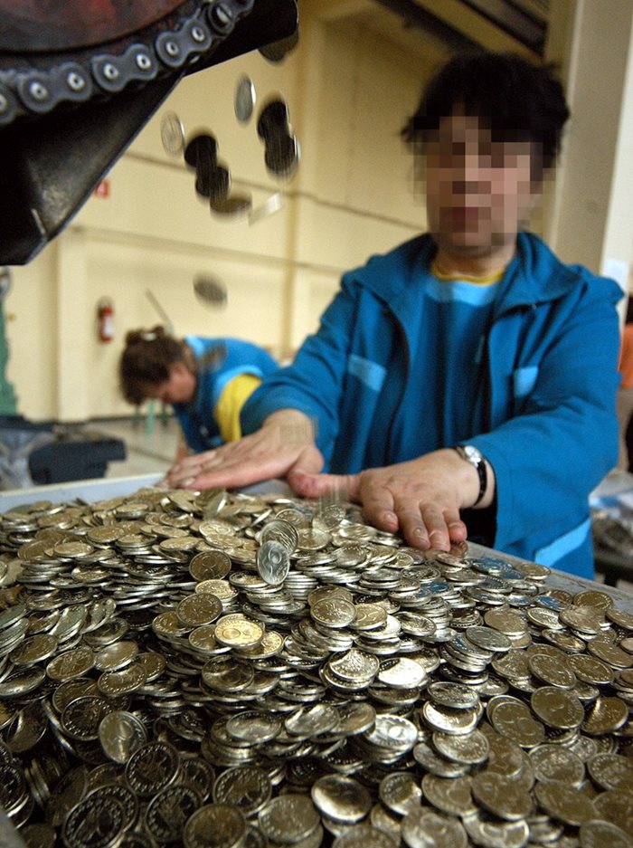 1,89 млрд. броя монети са в обращение в България. От тях най-голям дял имат тези от 1 и 2 стотинки - над 1/3 от всички.