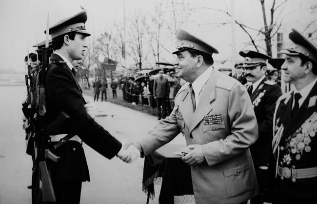 Първенецът на випуск 1987 г. на ВНВВУ "Г. Бенковски" Румен Радев получава дипломата и първите си пагони от командващия ПВО и ВВС ген. Любчо Благоев