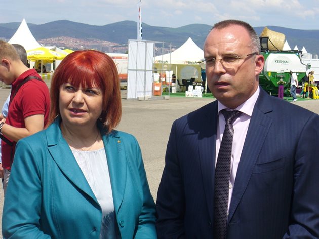 Земеделският министър Румен Порожанов и новият областен управител на Стара Загора Гергана Микова на изложението "БАТА Агро".