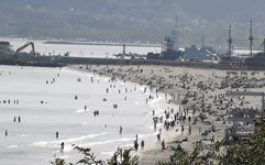 Топлото време събра десетки хора на плажовете във Варна и Бургас (Снимки)