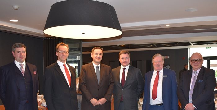 Министърът на икономиката и индустрията Никола Стоянов по време на среща с британския търговски комисар за Европа Крис Бартън и с ръководителите на 8 водещи британски високотехнологични компании.