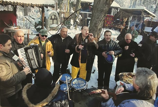 По време на едно от култовите празнувания на Ивановден заедно с Иван Славков-Батето и Иван Тенев-Агента. Най-вдясно е нашият колега Георги Банов.