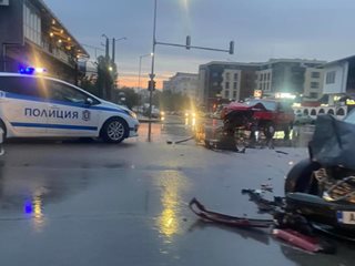 Тежка катастрофа в София, две коли са потрошени (Снимки)