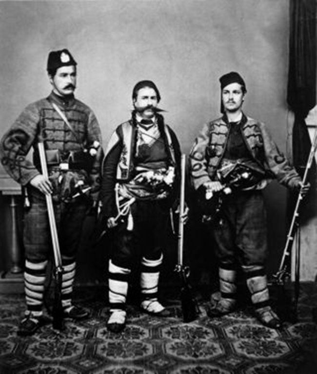 Войводите Иван Кършовски, Панайот Хитов и Иван Зерделийски, които участват със своите чети като водачи, разузнавачи и диверсанти срещу турската войска. Снимката е правена в Белград.