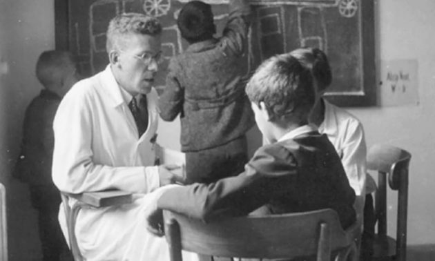 Д-р Ханс Аспергер със свой пациент. Снимка от началото на 40-те. г.