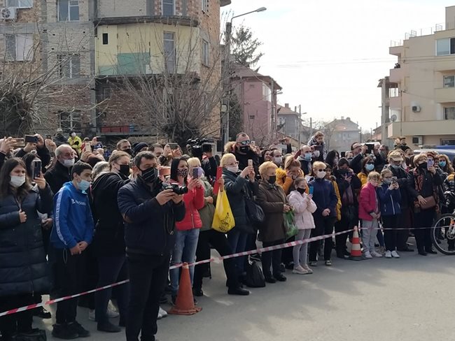 Хората снимаха с телефоните изпълненията на сцената.