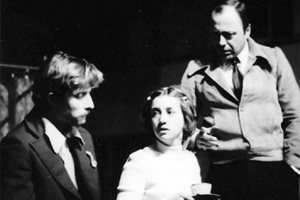 Тодор Колев (вдясно) с колегите си Йоана Попова и Руси Чанев в пиесата "Имате ли огънче?" в Пловдивския театър през 1976 г.