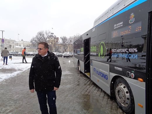 Вижте новите електрически автобуси в София (Снимки)