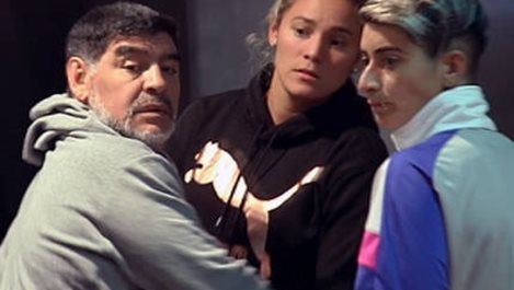 Марадона преби приятелката си (видео)