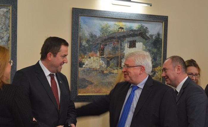 Служебният финансов министър Кирил Ананиев ( вдясно) посреща генералния директор по данъчни и митнически въпроси на ЕК Стивън Куест.
