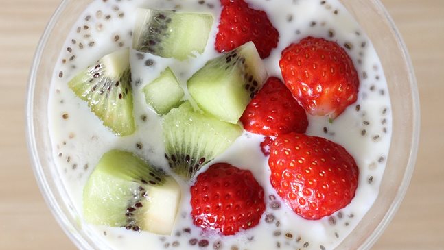Здравословна закуска с чиа и ягоди