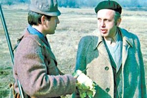 Тодор Колев (вляво) и Ицко Финци във филма "Преброяване на дивите зайци"