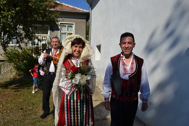 Невена и Жеко Жекови сключиха църковен брак в село Буковец